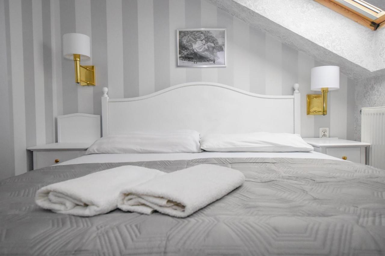 Hotel Dwor Ostoia Rymanów Esterno foto