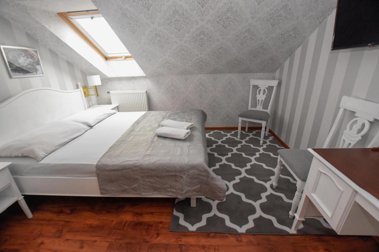 Hotel Dwor Ostoia Rymanów Esterno foto