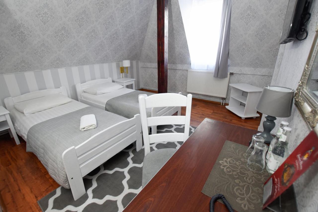 Hotel Dwor Ostoia Rymanów Esterno foto