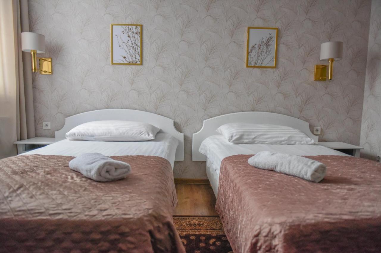 Hotel Dwor Ostoia Rymanów Esterno foto