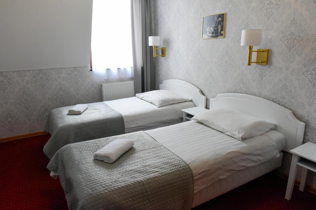 Hotel Dwor Ostoia Rymanów Esterno foto