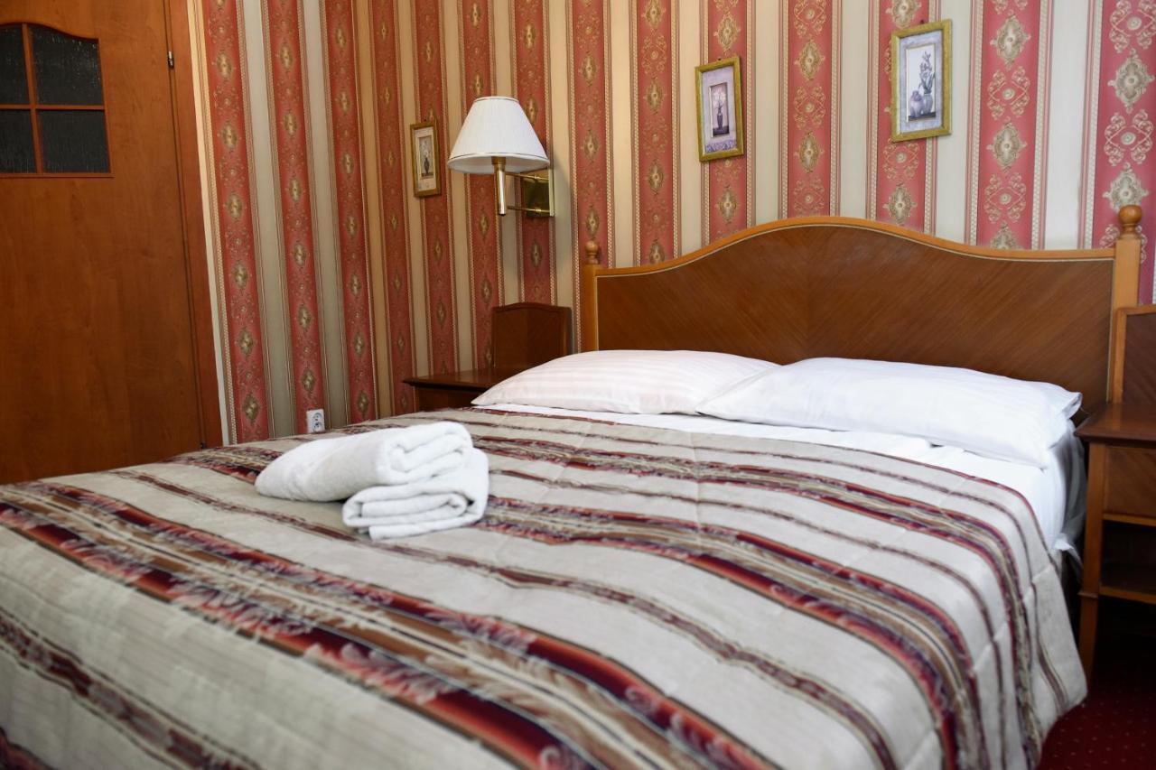 Hotel Dwor Ostoia Rymanów Esterno foto