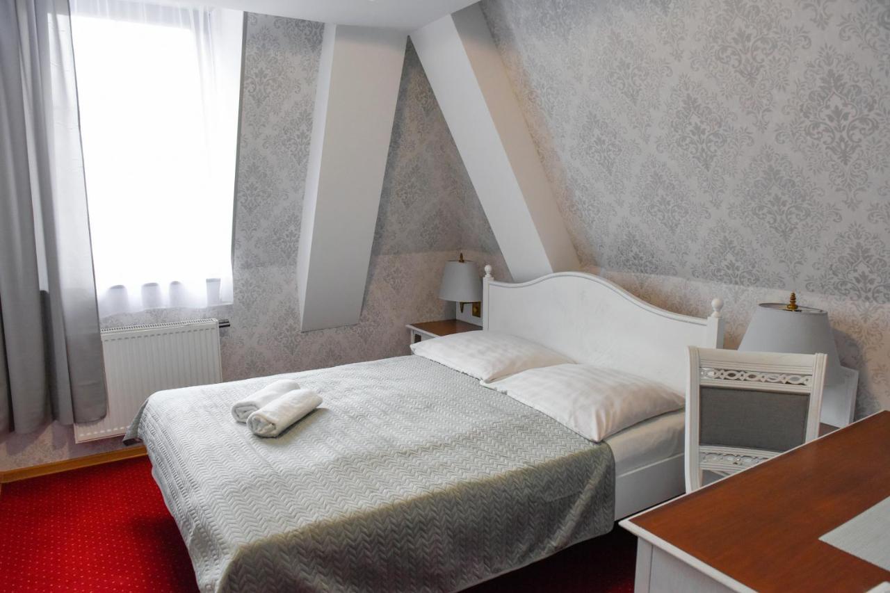 Hotel Dwor Ostoia Rymanów Esterno foto