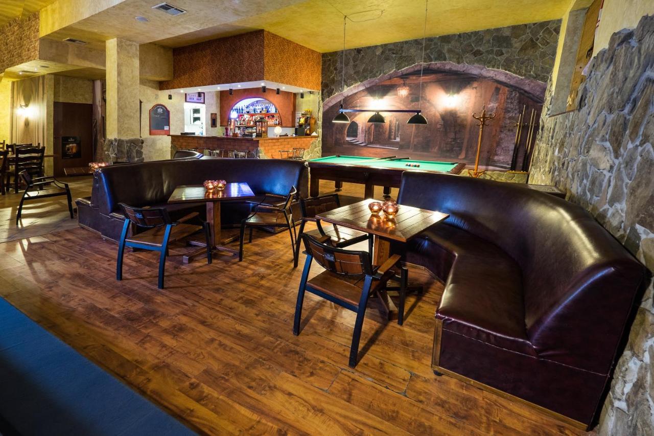 Hotel Dwor Ostoia Rymanów Esterno foto