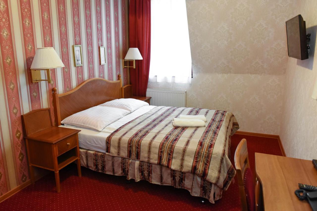 Hotel Dwor Ostoia Rymanów Esterno foto
