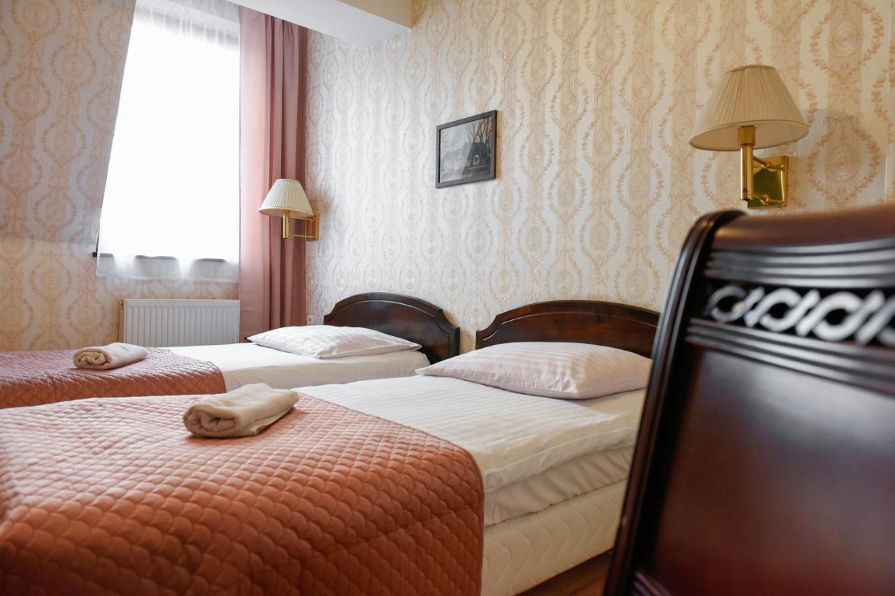 Hotel Dwor Ostoia Rymanów Esterno foto