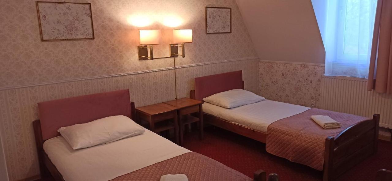 Hotel Dwor Ostoia Rymanów Esterno foto