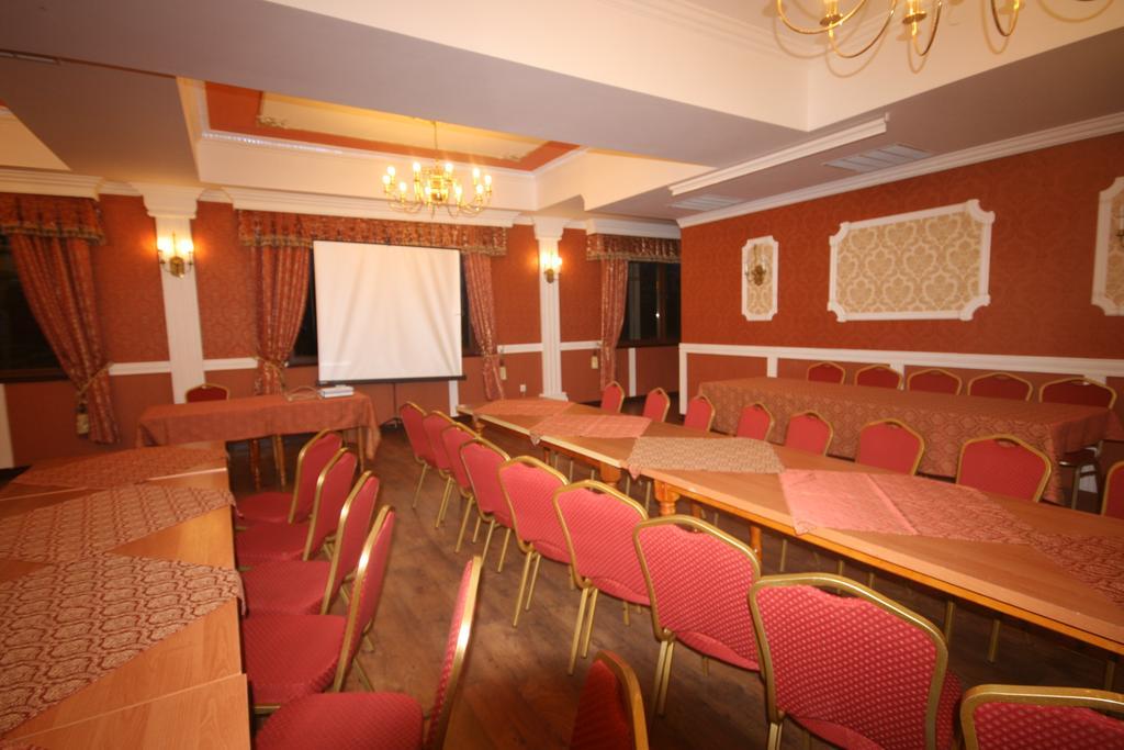 Hotel Dwor Ostoia Rymanów Esterno foto