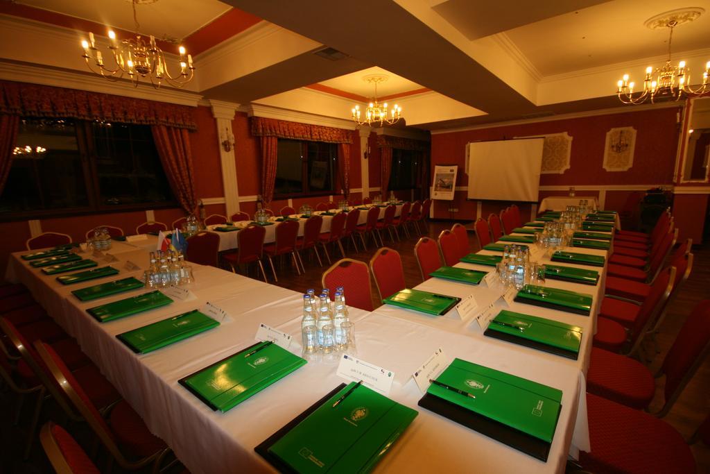 Hotel Dwor Ostoia Rymanów Esterno foto