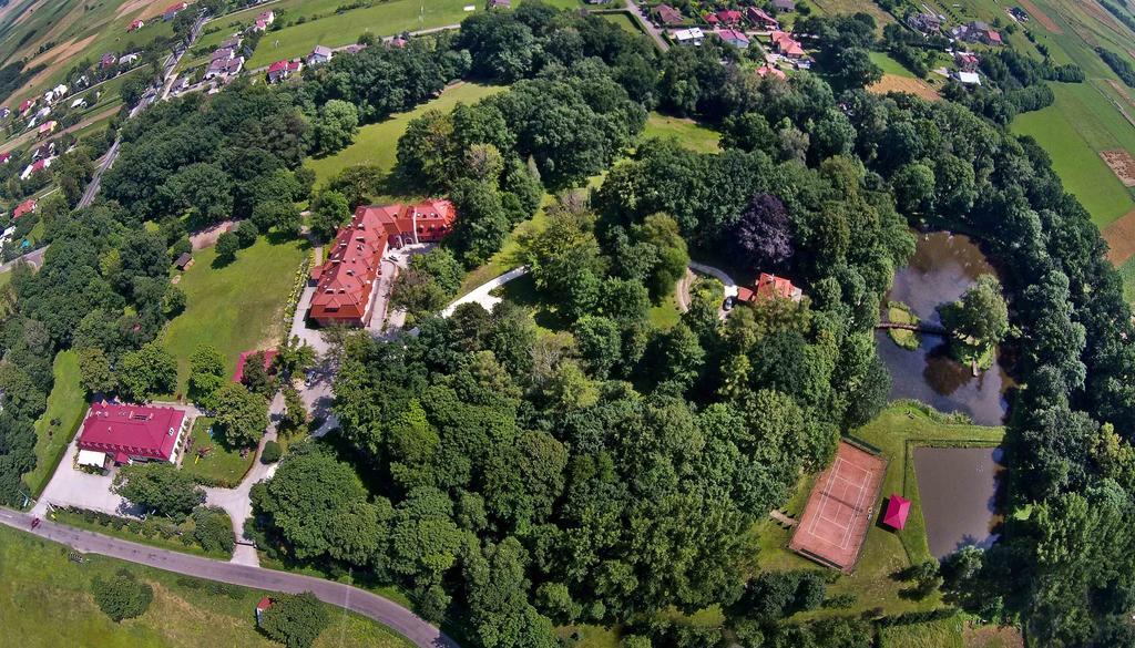 Hotel Dwor Ostoia Rymanów Esterno foto