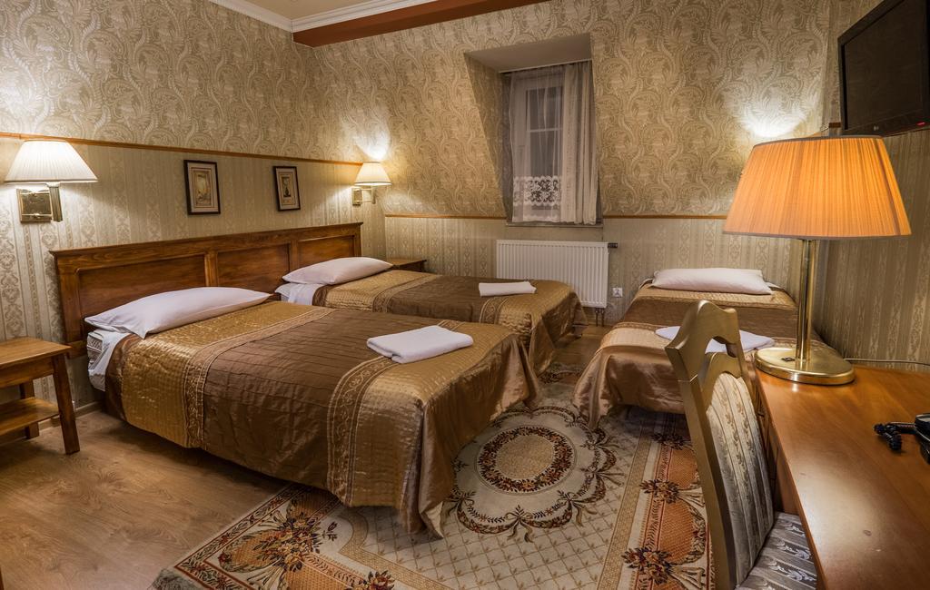 Hotel Dwor Ostoia Rymanów Esterno foto