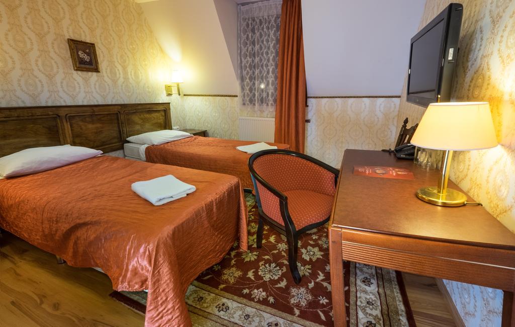 Hotel Dwor Ostoia Rymanów Esterno foto