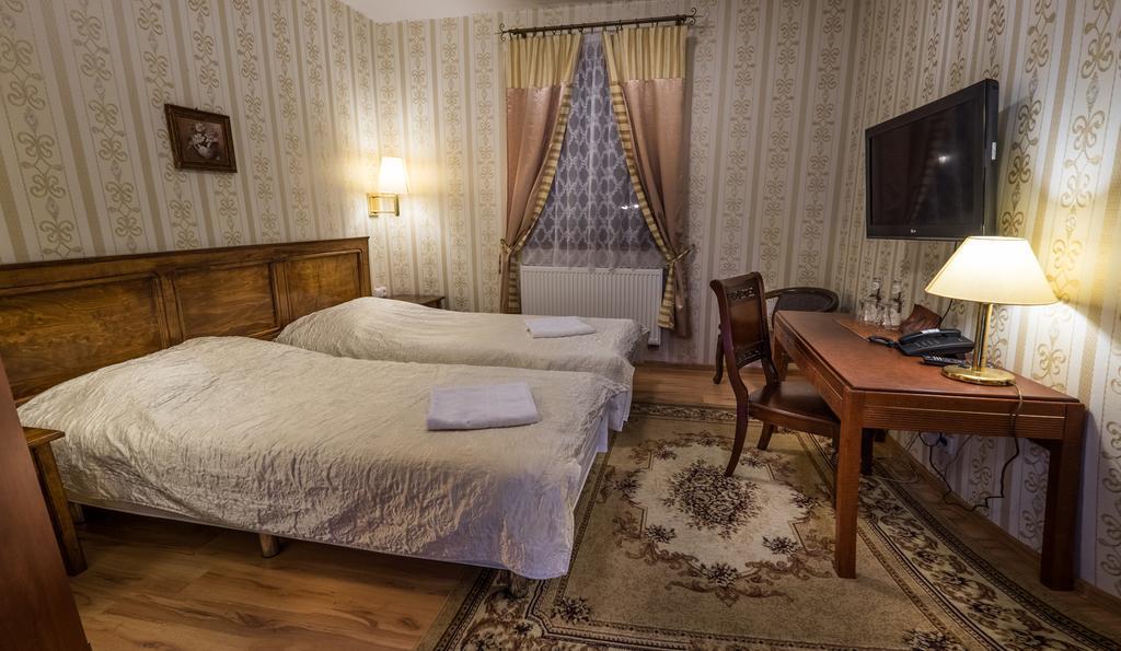 Hotel Dwor Ostoia Rymanów Esterno foto