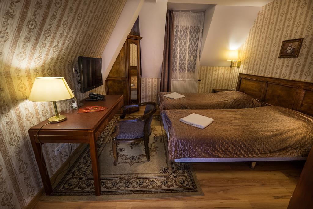 Hotel Dwor Ostoia Rymanów Esterno foto