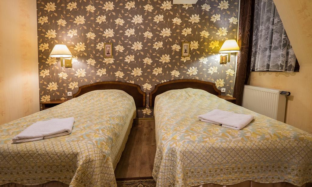 Hotel Dwor Ostoia Rymanów Esterno foto