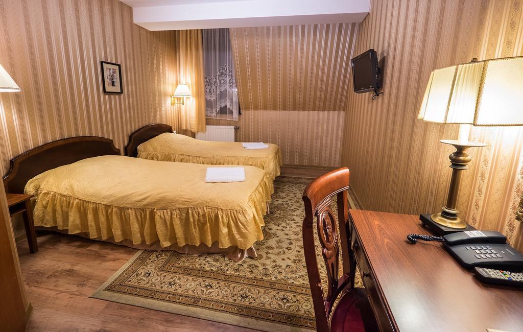 Hotel Dwor Ostoia Rymanów Esterno foto