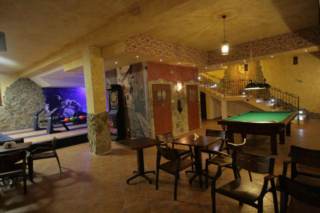 Hotel Dwor Ostoia Rymanów Esterno foto